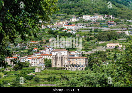 Der Hügel Stadt Scala betrachtet von Ravello an der Amalfiküste, Kampanien, Italien. Stockfoto