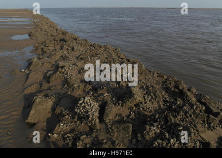 Blauer Himmel anzeigen Training Nordwand, mit Muschelbänke, zur Seite des niedrigen Wasserkanal Fluss Ribble Blick stromaufwärts, Fairhaven, UK Stockfoto