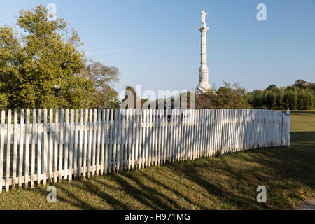 Lattenzaun und revolutionären Krieg Victory Monument, Colonial National Historic Park, Main St, Yorktown, Virginia Stockfoto