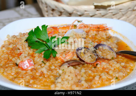 Fregola mit Muscheln (kugelförmige sardische Pasta), Santa Caterina di Pittinuri, Sardinien Stockfoto