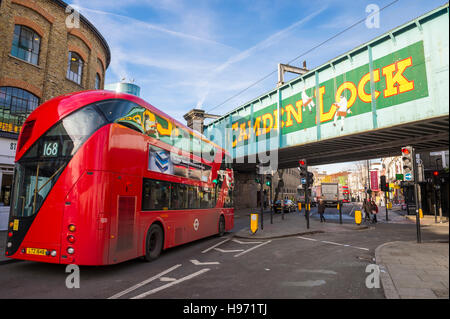 LONDON - 16. November 2016: A roten Doppeldecker Bus Pässe unter einer Bahnüberführung auf der beliebten Camden Lock Market. Stockfoto