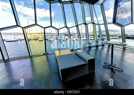 Reykjavik, Island - 8. August 2012: Alte Hafen gesehen von Harpa Concert Hall innen Stockfoto