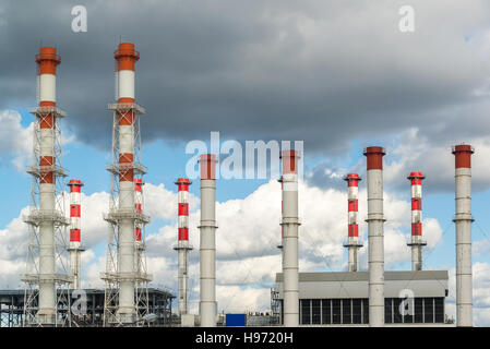 KWK-Rohre gegen den Himmel in Moskau, Russland Stockfoto