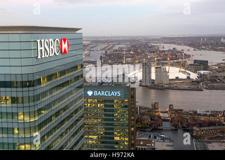 HSBC und Barclays Bank Hauptsitz in Canary Wharf in London. Die O2-Arena, Themse und London City Airport im Hintergrund Stockfoto