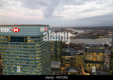 HSBC und Barclays Bank Hauptsitz in Canary Wharf in London. Die O2-Arena, Themse und London City Airport im Hintergrund Stockfoto