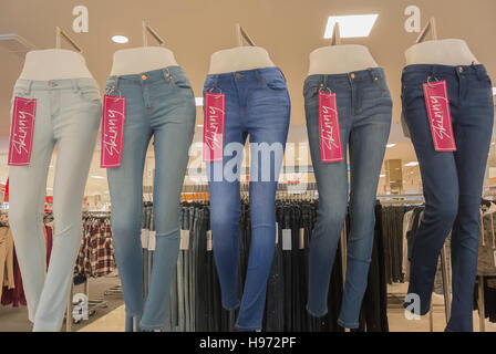 Jeans auf dem Display den Verkauf fördern Stockfoto