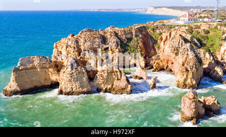 Luftaufnahmen von Ponte Piedade mit dem Leuchtturm in Lagos Portugal Stockfoto