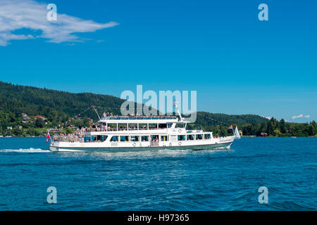 Velden, Österreich - 14. August 2016: Passagierschiff Schlumberger auf See Wörthersee während Hochsaison auf Linienbus Stockfoto