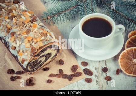 Vintage Foto, Mohn-Samen-Kuchen, Tasse Kaffee und Fichte Zweige an Bord, Dessert und Dekoration für Weihnachten Stockfoto