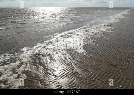 Schaumstoff-schrägen Linie des Meeres, auf Sand Strand brechenden Wellen rising tide Ribble Mündung des Flusses, auf der Seeseite, Suche Fairhaven, Lytham Stockfoto