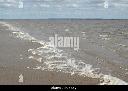 Linie der Schaum des Meeres am Sandstrand, rising Tide Kanal Fluss Ribble Mündung, in Richtung West Pennines, Fairhaven, Lytham St Annes, UK Stockfoto