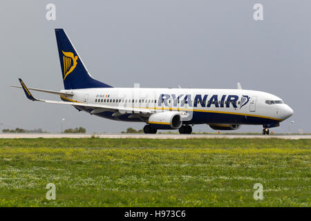 Ryanair Boeing 737-8AS [EI-DLK] Futter für seine abheben vom Start-und Landebahn 31 starten. Stockfoto