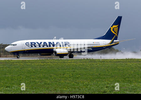 Ryanair Boeing 737-8AS [EI-DLK] Futter für seine abheben vom Start-und Landebahn 31 starten. Stockfoto