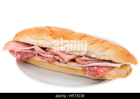 Ein Sub-Sandwich mit Scheiben Salami und Schinken Stockfoto