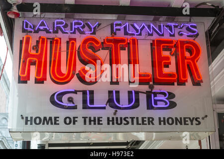 Eine Leuchtreklame vor Flynts Hustler Club auf der Bourbon Street im French Quarter von New Orleans, Louisiana. Stockfoto