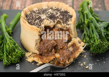 Steak und Ale Pie mit Brokkoli Stockfoto