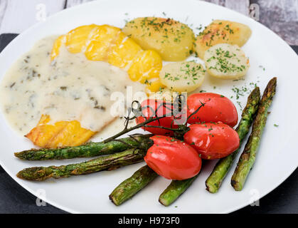 Geräucherten Kabeljau Abendessen mit Tartare Sauce und Gemüse Stockfoto