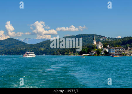 Blick vom See auf das Picturescue Dorf von Maria Wörth am Wörthersee in Österreich Stockfoto