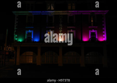 Beleuchtete, mehrfarbige Nordfassade des Metropole Hotel Princess Parade, North Shore, Blackpool Illuminations, UK Stockfoto