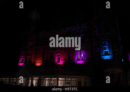 Beleuchtete, mehrfarbige Südfassade Metropole Hotel, Talbot Square, North Shore, Blackpool Illuminations, Lancashire, UK Stockfoto