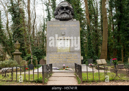 Grab und Statue der sozialistische Philosoph und Ökonom Karl Marx, befindet sich auf dem berühmten Highgate Cemetery in Nord-London Stockfoto