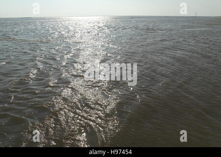 Blick in den blauen Himmel, auf der Suche nachgeschalteten, Strand und Fluss Ribble Training Wände überschwemmt durch steigende Flut, Fairhaven, Lancashire, UK Stockfoto