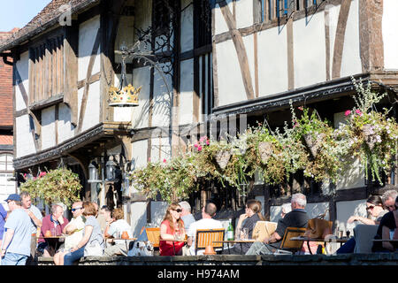 Outdoor Terrasse im 14. Jahrhundert die Crown Inn, The Green, Chiddingfold, Surrey, England, Vereinigtes Königreich Stockfoto