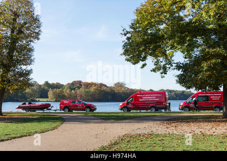 Unterwasser-Suche & Recovery-Team üben am See Virginia, Virginia Water, Surrey, England, Vereinigtes Königreich Stockfoto