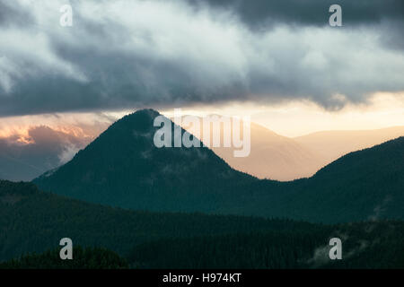 Eine kurze Sonnenuntergang Lichtung zeigt die Silhouette von Tumtum Peak in Washingtons Mount Rainier National Park. Stockfoto