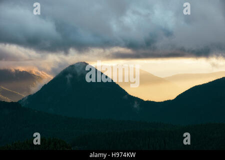 Eine kurze Sonnenuntergang Lichtung zeigt die Silhouette von Tumtum Peak in Washingtons Mount Rainier National Park. Stockfoto