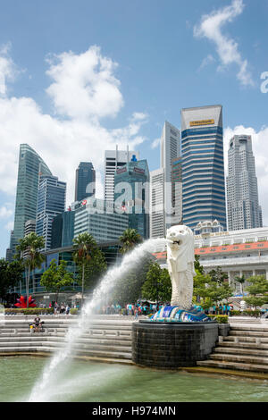 Der Merlion Statue (Singa-Lau) zeigt CBD Wolkenkratzer, Central Area, Singapur Insel (Pulau Ujong), Marina Bay, Singapur Stockfoto