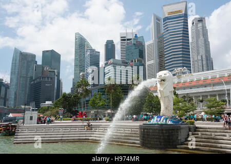 Der Merlion Statue (Singa-Lau) zeigt CBD Wolkenkratzer, Central Area, Singapur Insel (Pulau Ujong), Marina Bay, Singapur Stockfoto