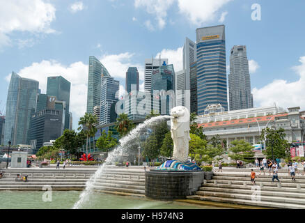 Der Merlion Statue (Singa-Lau) zeigt CBD Wolkenkratzer, Central Area, Singapur Insel (Pulau Ujong), Marina Bay, Singapur Stockfoto