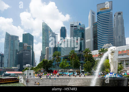 Der Merlion Statue (Singa-Lau) zeigt CBD Wolkenkratzer, Central Area, Singapur Insel (Pulau Ujong), Marina Bay, Singapur Stockfoto