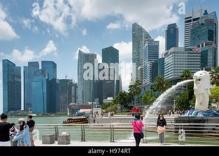 Der Merlion Statue (Singa-Lau) zeigt CBD Wolkenkratzer, Central Area, Singapur Insel (Pulau Ujong), Marina Bay, Singapur Stockfoto