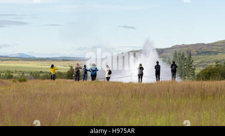 Beeindruckende Ausbruch der größte aktive Geysir Strokkur, mit Touristen warten, Golden Circle, Island Stockfoto