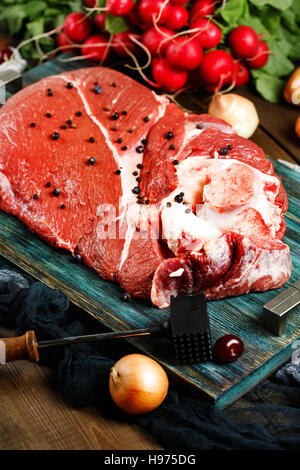 Frisches Rindfleisch Kalbfleisch mit frischem Gemüse, selektiven Fokus Stockfoto