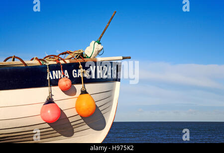 Der Bug der eine Küstenfischerei Boot am Weybourne, Norfolk, England, Vereinigtes Königreich. Stockfoto