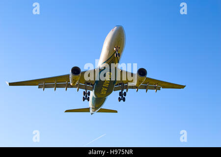 Zürich - 5.Mai: Oman Air A330 Landung in Zürich Flughafen nach Interkontinentalflug am 5. Mai 2016 in Zürich, Schweiz. Der Flughafen Zürich ist nach Hause p Stockfoto