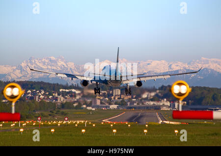 Zürich - 5.Mai: Oman Air A330 Landung in Zürich Flughafen nach Interkontinentalflug am 5. Mai 2016 in Zürich, Schweiz. Der Flughafen Zürich ist nach Hause p Stockfoto