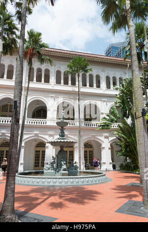 Innenhof mit Brunnen im Raffles Hotel Singapore, Beach Road, Insel Singapur, Singapur Stockfoto