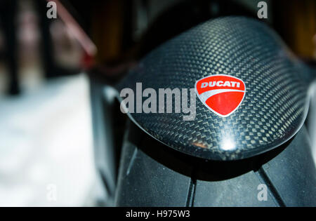 Zürich, Schweiz - 21. Februar 2016: die Ducati-Logo auf eine Kohlenstoff-Faser vorderen Kotflügel von einer Ducati racing Motorrad, ausgestellt auf die größte Motorradmesse Swiss Moto Zürich, Schweiz. Stockfoto