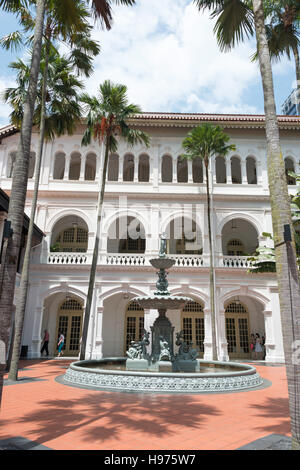 Innenhof mit Brunnen im Raffles Hotel Singapore, Beach Road, Insel Singapur, Singapur Stockfoto