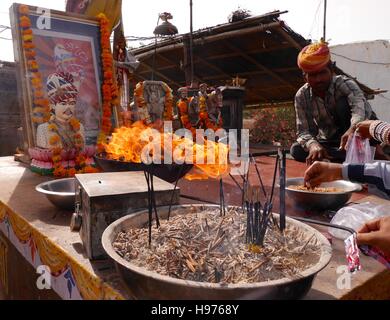 OM Banna (Bullet Bana) freiem Himmel Hindu-Schrein in NW-Indien lokale Gottheit in Form von Enfield Bullet Motorrad zum Schutz der Reisenden nach "Wunder", sagte Stockfoto