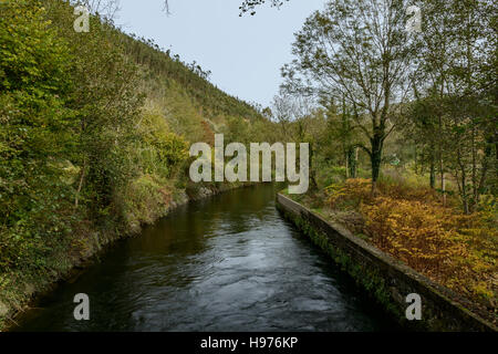 Wasser in den Fluss Ason, dam in der Stadt Udalla, Kantabrien, Spanien, Europa kanalisiert. Stockfoto