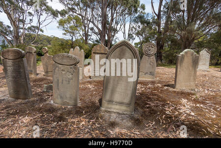 Alten, verlassenen Grabsteine auf der Insel der Toten, Port Arthur, Tasmanien, mit Strafgefangenen und Mitarbeiter aus der Strafkolonie. Stockfoto