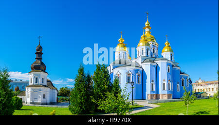 Das mittelalterliche Refektorium des Heiligen Johannes des Göttlichen und die renovierte Kathedrale des St. Michaels mit goldener Kuppel im Stadtzentrum von Kiew, Ukraine. Stockfoto