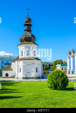 Das Refektorium des Heiligen Johannes des Göttlichen im Kloster St. Michael mit goldener Kuppel ist ein mittelalterliches weißes Gebäude mit Holzschindeln in Kiew, Ukraine Stockfoto