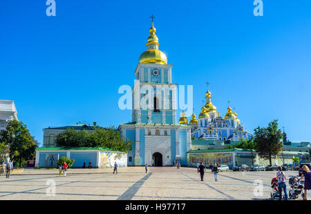 Der Blick auf den großen Glockenturm und die Kathedrale von St. Michael's Golden Kuppelkloster, dekoriert mit Wandmalereien, Mustern, Kiew, Ukraine Stockfoto