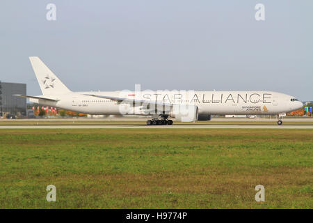 München/Deutschland 23. Februar 2012: Singapur Boeing777 am Flughafen München. Stockfoto